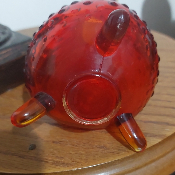 Elegant Red and Gold Glass Vase - Picture 4 of 4